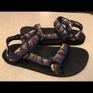 Men’s Teva/size 10.